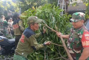 Ciptakan Solo Berseri, Babinsa Danukusuman Gandeng Linmas & Warga Kerja Bakti