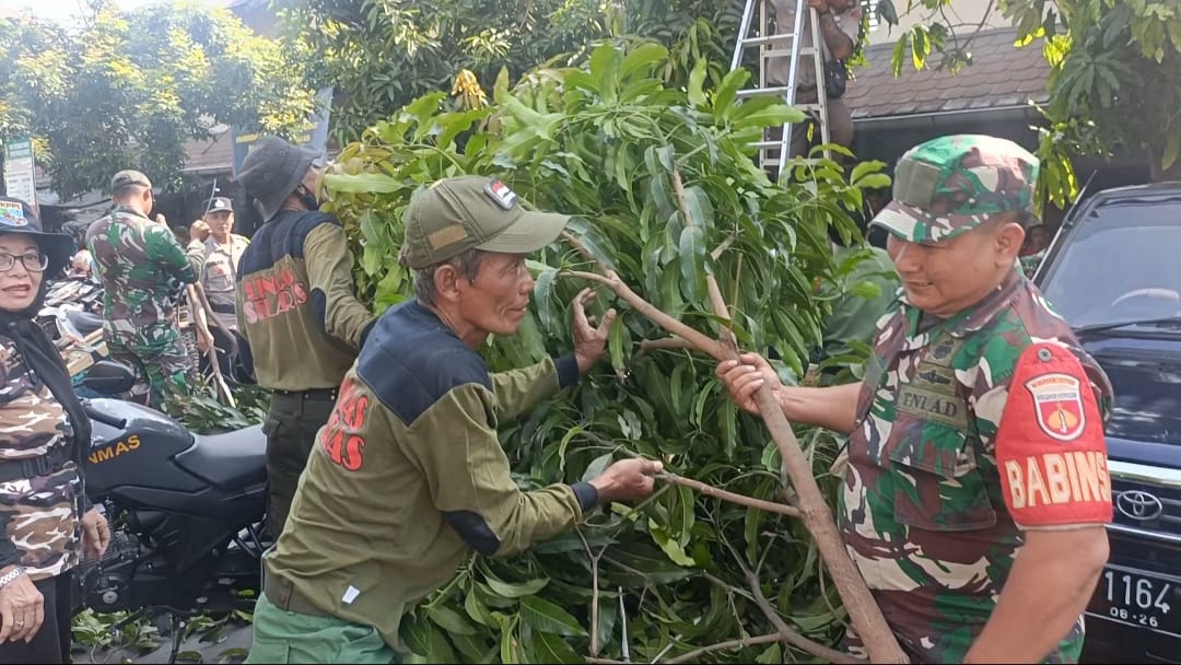 Ciptakan Solo Berseri, Babinsa Danukusuman Gandeng Linmas & Warga Kerja Bakti