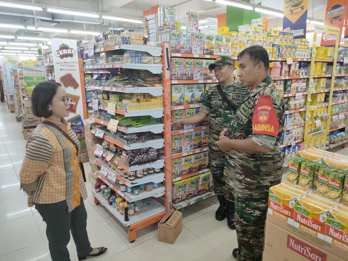 Didampingi Security, Babinsa Cek Harga Sembako di Swalayan Luwes Kestalan