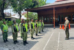 Gembleng Latihan PBB, Babinsa Manahan Berharap Linmas Mempunyai Disiplin Dan Dedikasi yang Tinggi