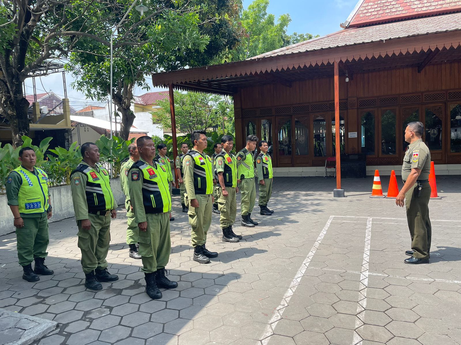 Gembleng Latihan PBB, Babinsa Manahan Berharap Linmas Mempunyai Disiplin Dan Dedikasi yang Tinggi