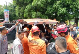 Gerak Cepat, Babinsa Karangasem Bantu Evakuasi Warga Yang Tersengat Listrik