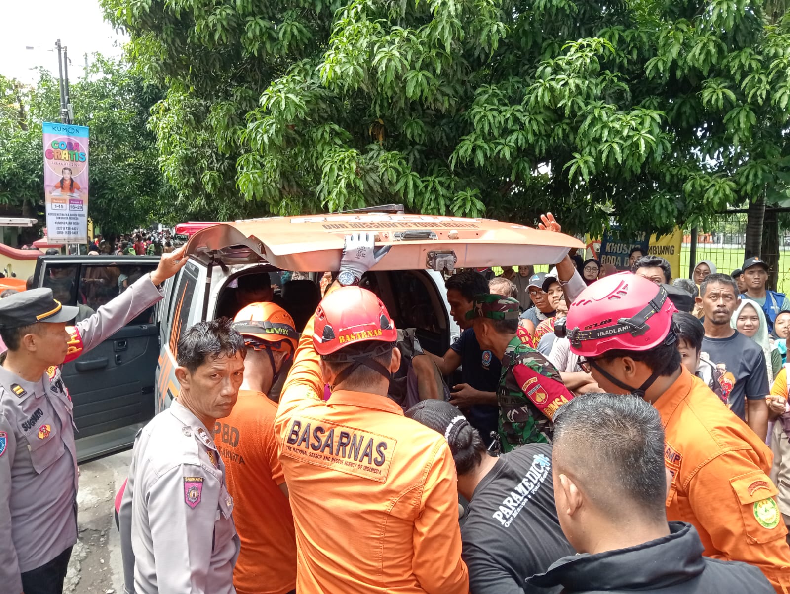 Gerak Cepat, Babinsa Karangasem Bantu Evakuasi Warga Yang Tersengat Listrik
