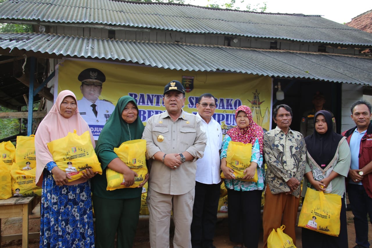 Gubernur Arinal Berdialog dan Berikan Bantuan Sosial kepada Masyarakat Desa Berasan Makmur, Kecamatan Tanjung Raya, Mesuji