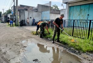 Gunakan Mesin Rumput, Babinsa Banyuanyar Bersama Tim Saberling Laksanakan Kerja Bakti Pembersihan Lingkungan