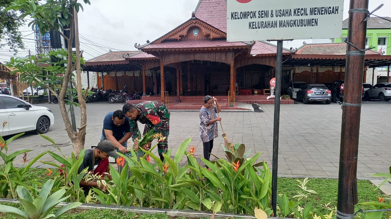 Halaman Sasono Krido Mangkubumen Menjadi Sasaran Kerja Bakti Babinsa Bersama Warga