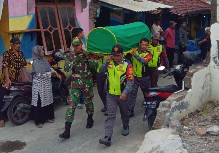 Ikut Belasungkawa, Babinsa Kelurahan Serengan Takziah Warganya