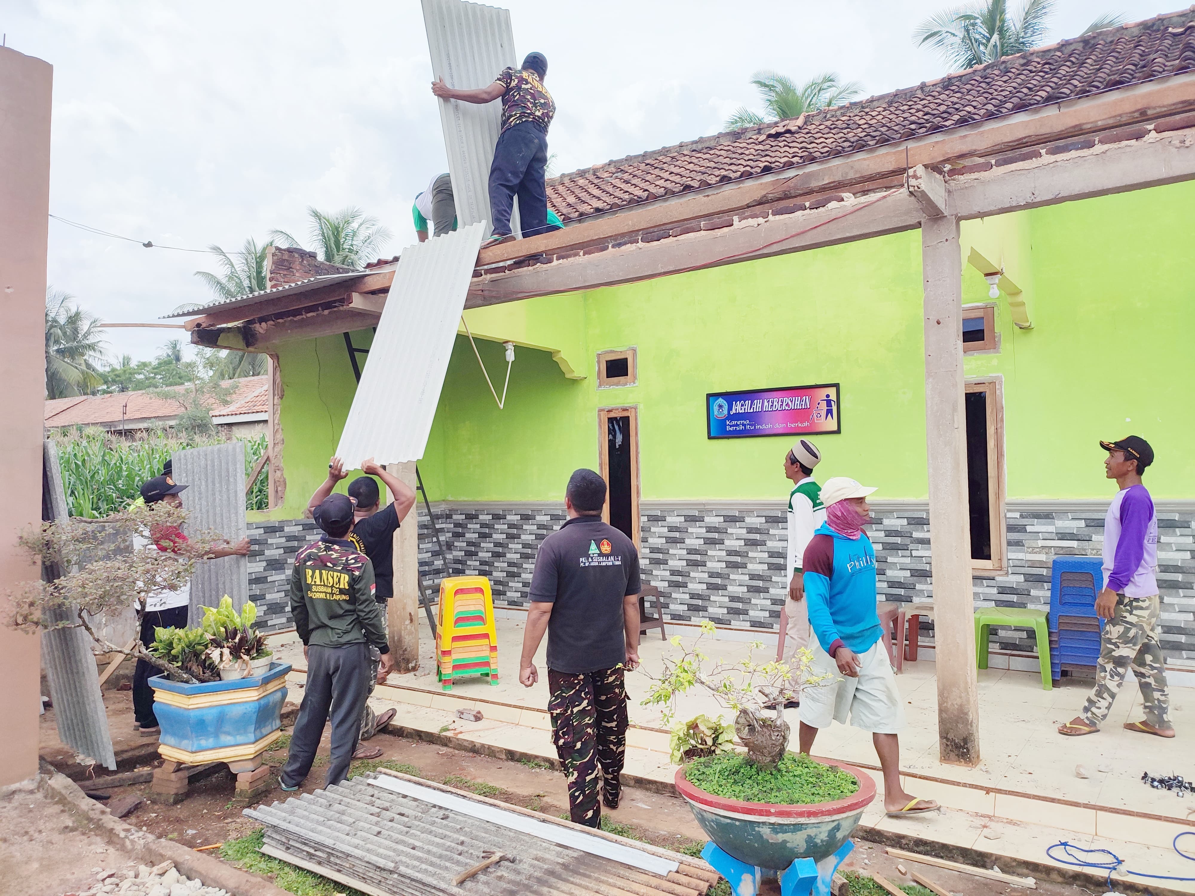 Kader Ansor Banser Lampung Timur Gotong Royong di Ponpes terdampak Musibah Puting Beliung