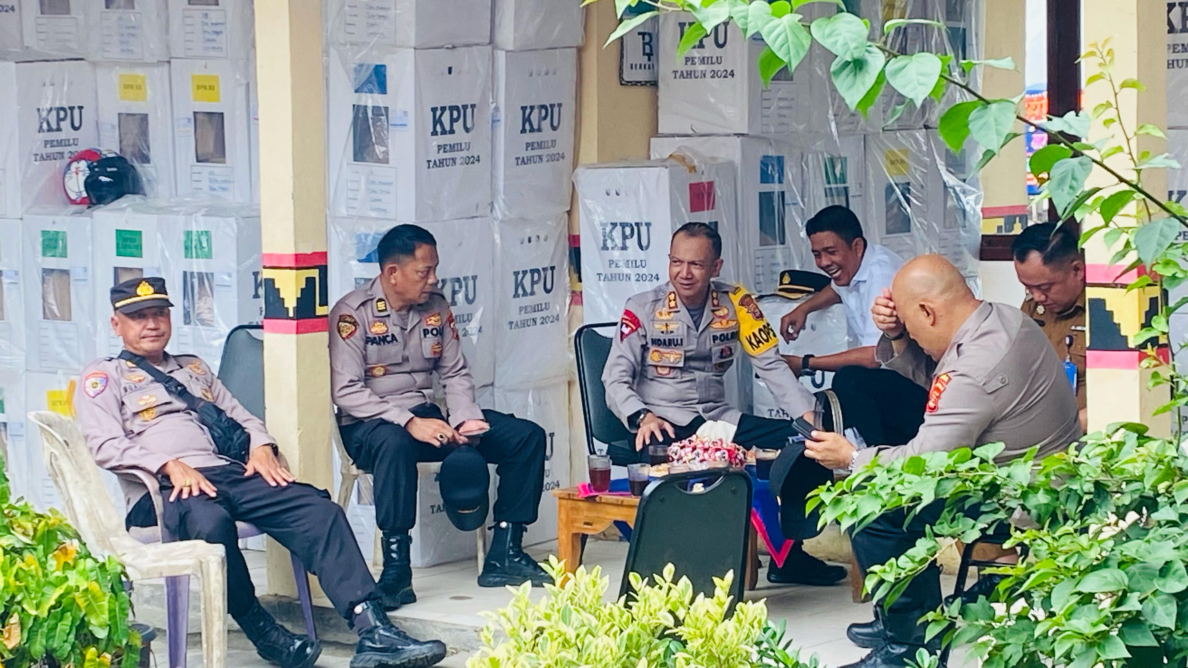 Kapolres Tulang Bawang Barat Monitoring Dan Cek Personil Pengamanan Rapat Pleno Terbuka Di PPK Kecamatan Tulang Bawang tengah