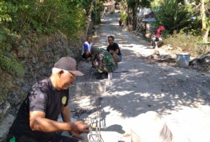 Karya Bakti, Babinsa Bantu Warga Ikat Besi Cor Tiang Rumah Supriyono