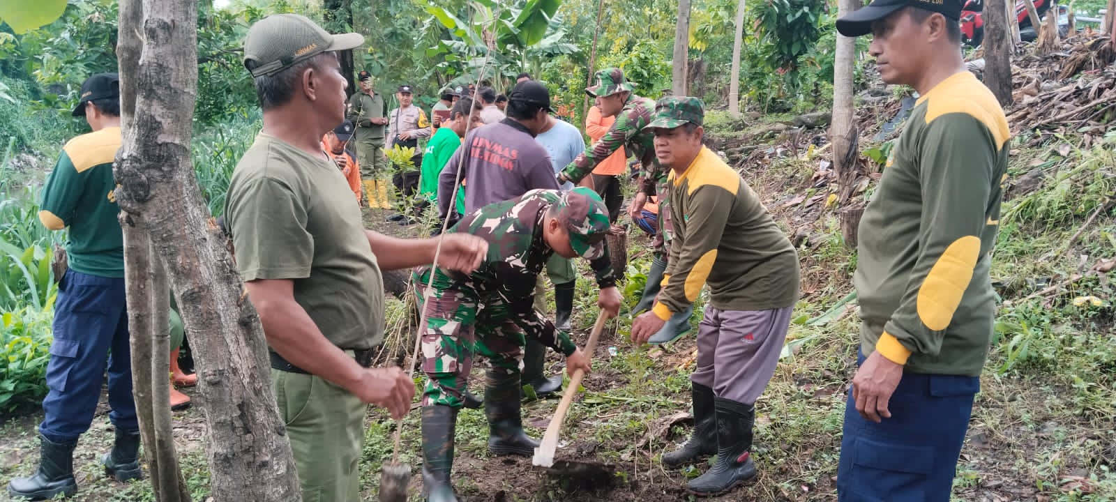 Karya Bakti Penanaman Pohon dan Baksos TNI-Polri di Bantaran Sungai Jenes Joyotakan