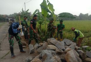 Kekompakan masyarakat Dan Anggota Satgas Melangsir Batu