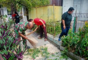 Kemanunggalan TNI-Rakyat di Wujudkan Dengan Gotong Royong Pembersihan Lingkungan Babinsa Sudiroprajan Bersama Warga