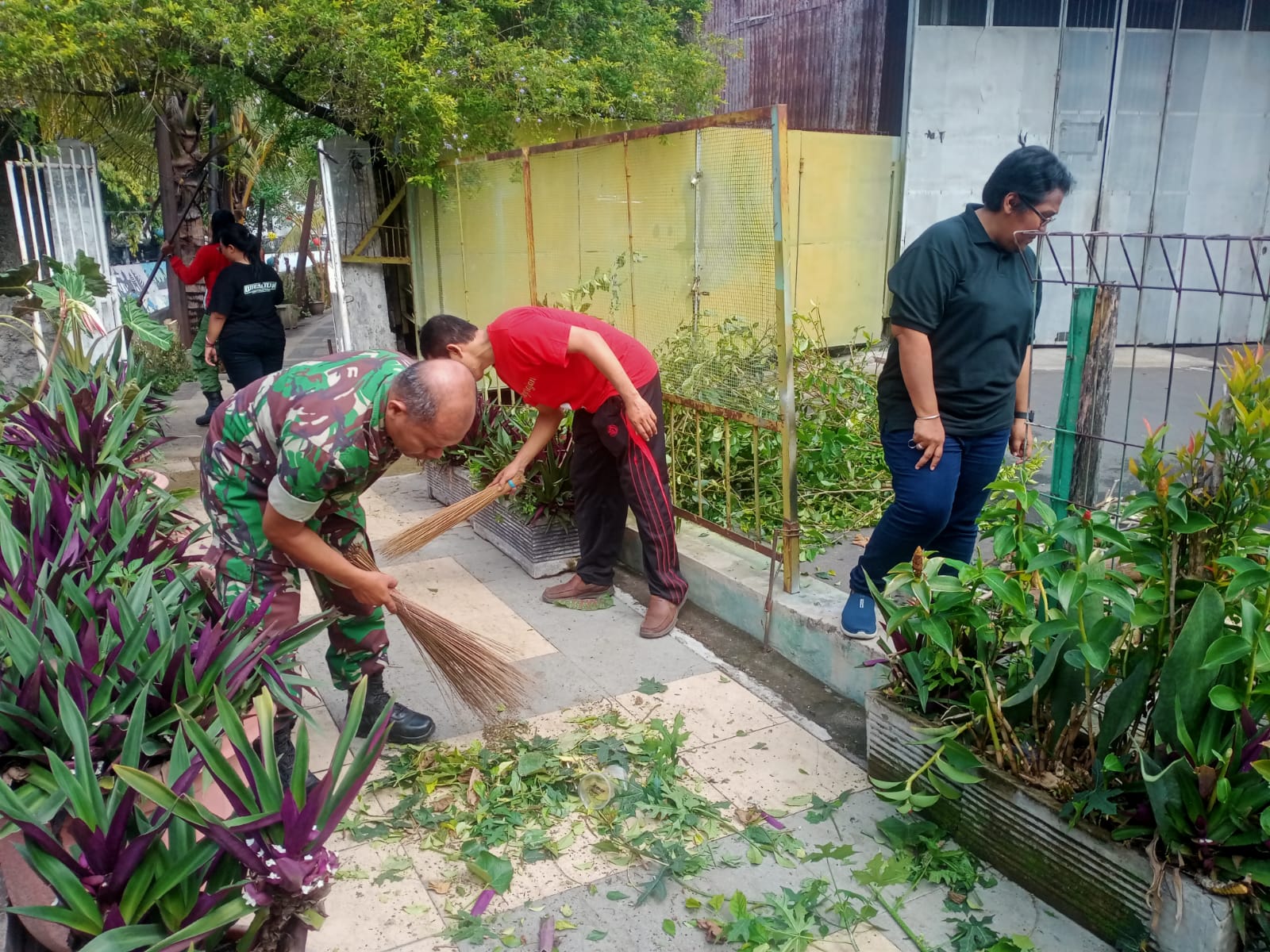 Kemanunggalan TNI-Rakyat di Wujudkan Dengan Gotong Royong Pembersihan Lingkungan Babinsa Sudiroprajan Bersama Warga