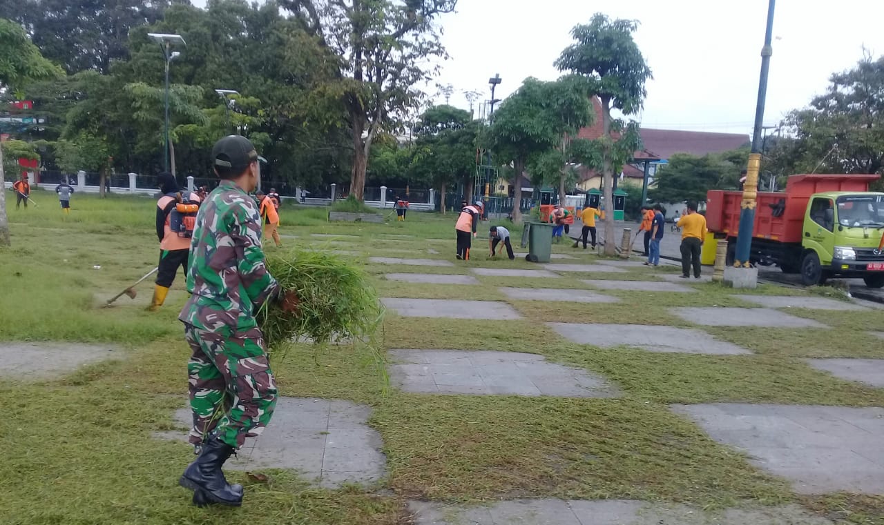 Kerja Bakti Babinsa Keprabon Bersama Tim Saberling Menyasar Lapangan Pamedan Mangkunegaran