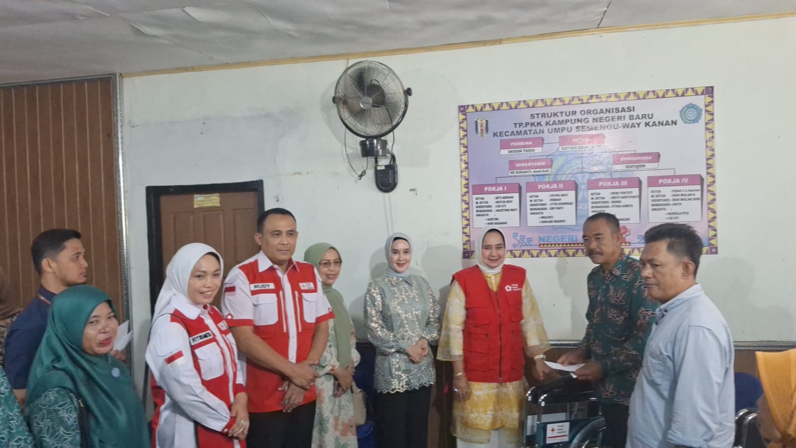 Ketua PMI Provinsi Lampung Serahkan Bantuan Sosial di Kampung Negeri Baru Kabupaten Way Kanan