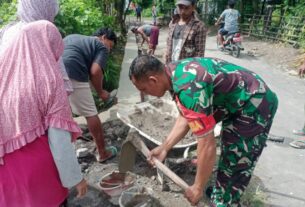 Kodim Sragen - Babinsa dan Warga Gotong Royong Bangun Talud, Antisipasi Cuaca Ekstrim