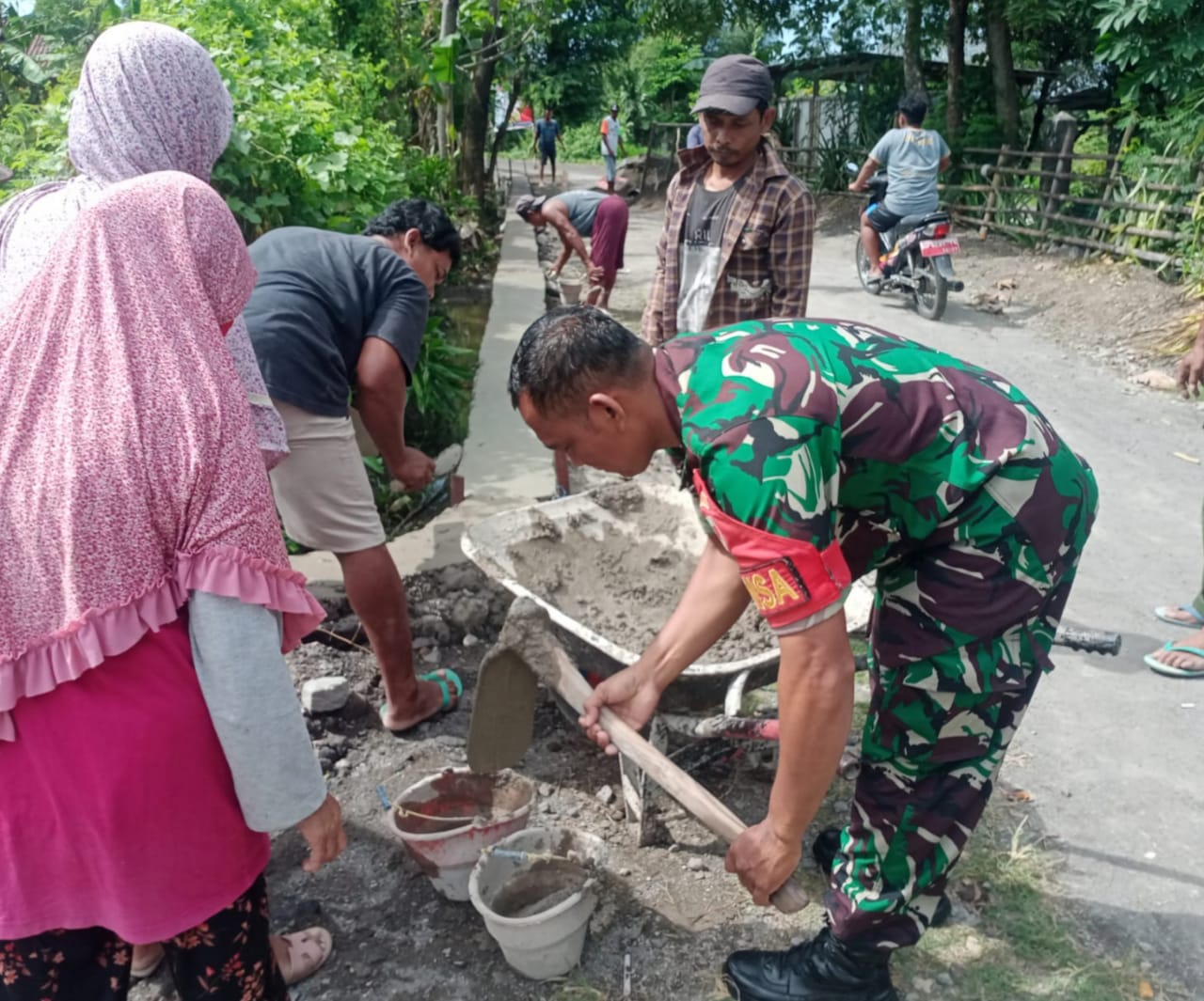 Kodim Sragen - Babinsa dan Warga Gotong Royong Bangun Talud, Antisipasi Cuaca Ekstrim