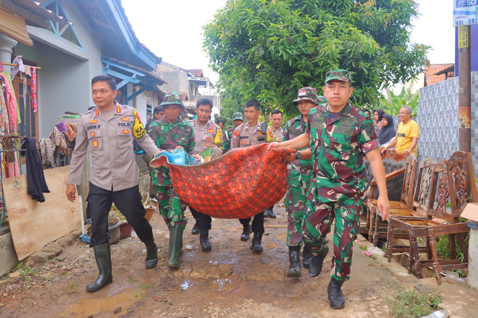 Kompak, Kapolresta Bandar Lampung Bersama Dandim 0410 Pimpin Bakti Sosial Di Lokasi Terdampak Banjir