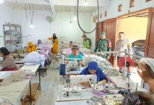 Majukan UMKM di Wilayah Binaan, Babinsa Gandekan Berikan Motivasi Dan Semangat Kepada Pengusaha Konveksi Pakaian
