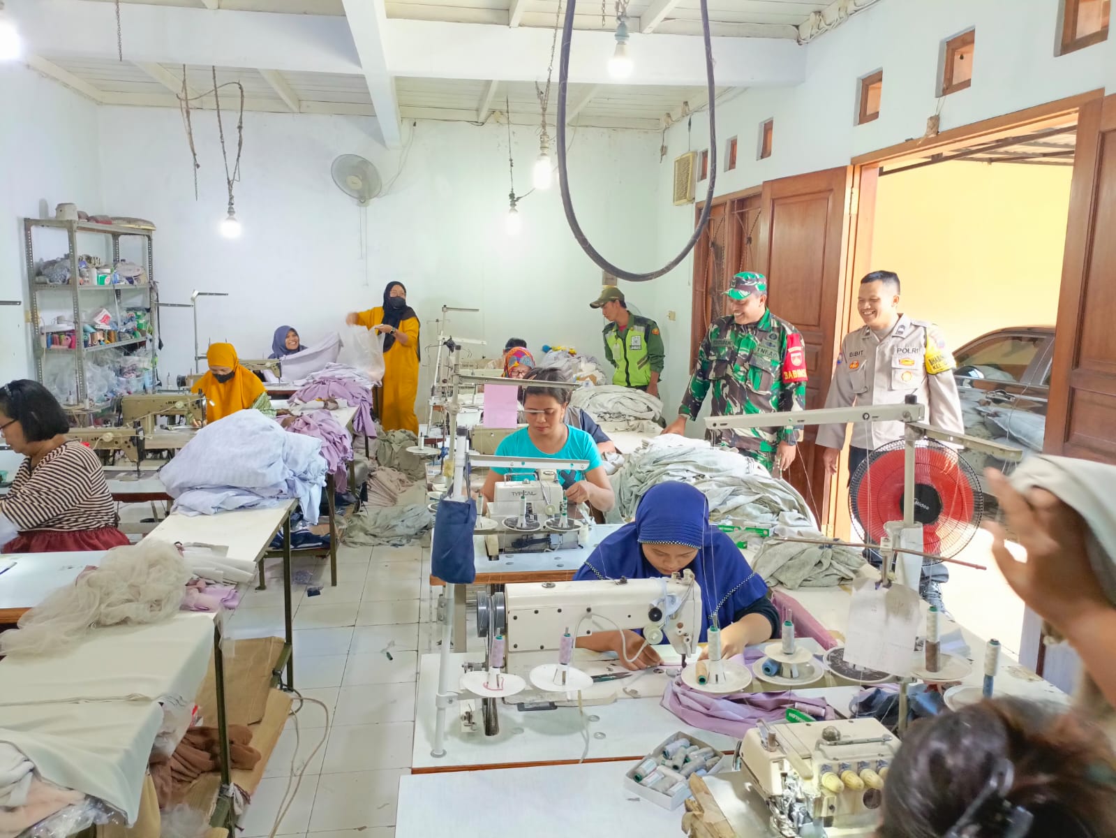 Majukan UMKM di Wilayah Binaan, Babinsa Gandekan Berikan Motivasi Dan Semangat Kepada Pengusaha Konveksi Pakaian
