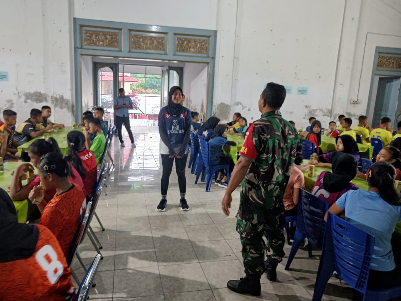 Peduli Generasi Muda, Babinsa Manahan Berikan Motivasi Dan Pembinaan Karakter Kepada Siswa Siswi SKO Surakarta