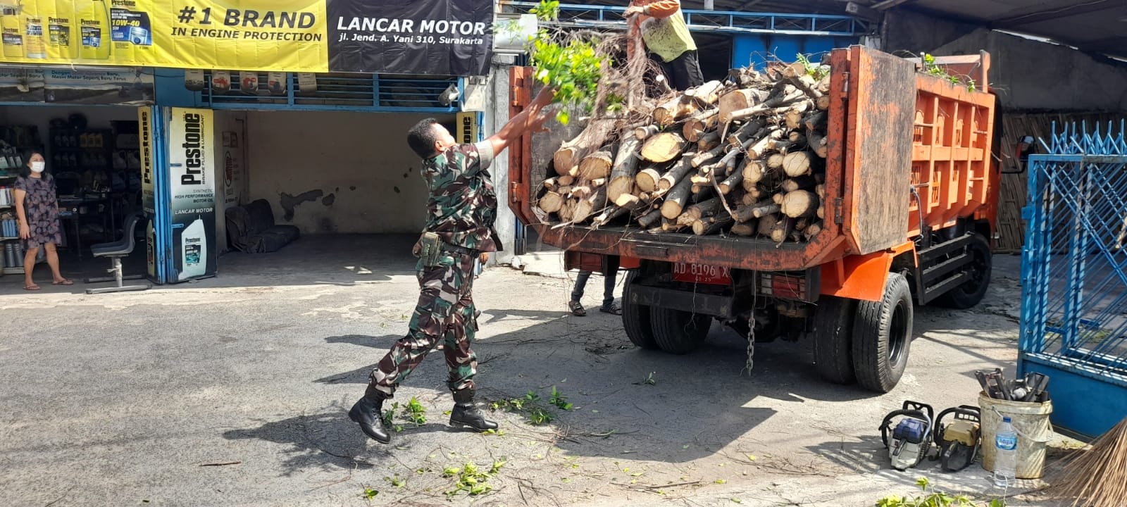 Peduli Lingkungan Yang Bersih, Sehat Dan Nyaman, Babinsa Kelurahan Manahan Lakukan Ini