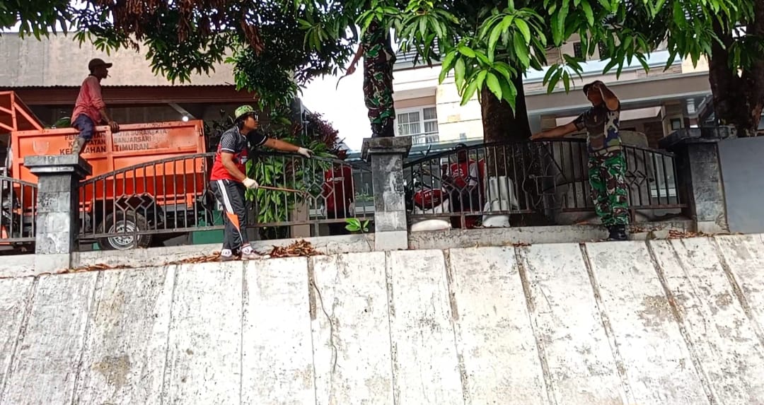 Pinggiran Kali Pepe Solo Menjadi Sasaran Kerja Bakti Babinsa Kelurahan Gilingan Bersama Warga