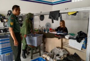 Rutin Sambangi Warga Babinsa Kelurahan Sondakan Eratkan Tali Silaturahmi Dan Jalin Kebersamaan