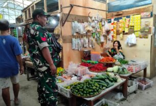 Sambangi Pedagang Pasar Tradisional, Babinsa Pajang Berikan Motivasi Dan Semangat Kerja