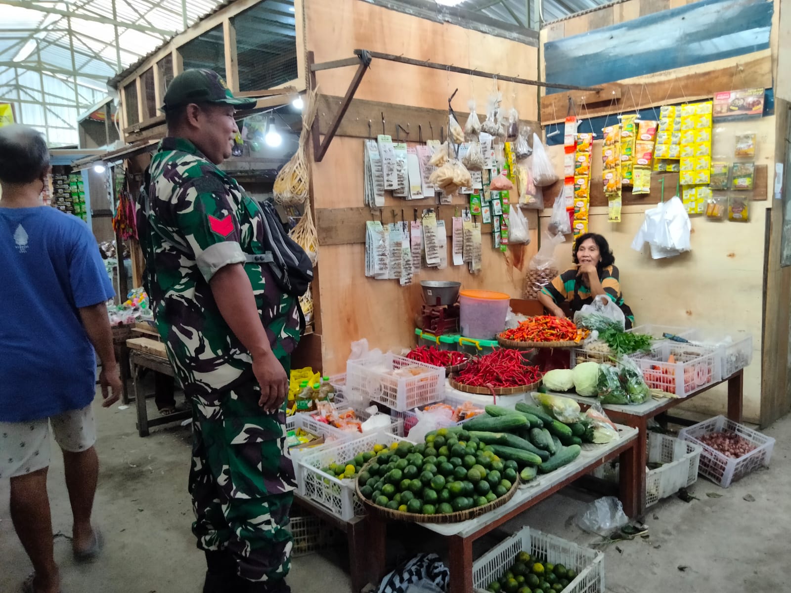 Sambangi Pedagang Pasar Tradisional, Babinsa Pajang Berikan Motivasi Dan Semangat Kerja