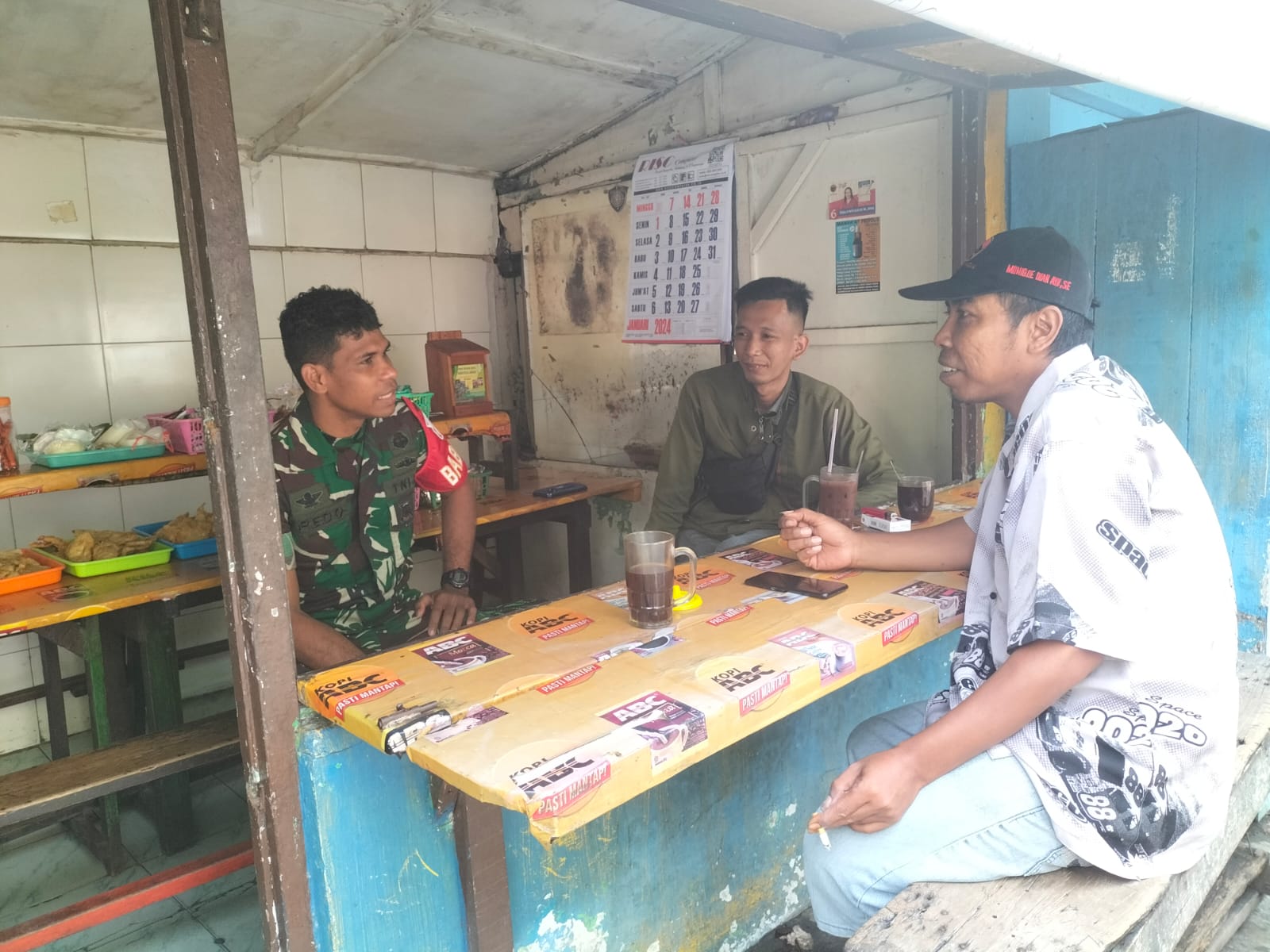Sambangi Warga, Babinsa Sriwedari Pererat Hubungan Kekeluargaan di Desa Binaan