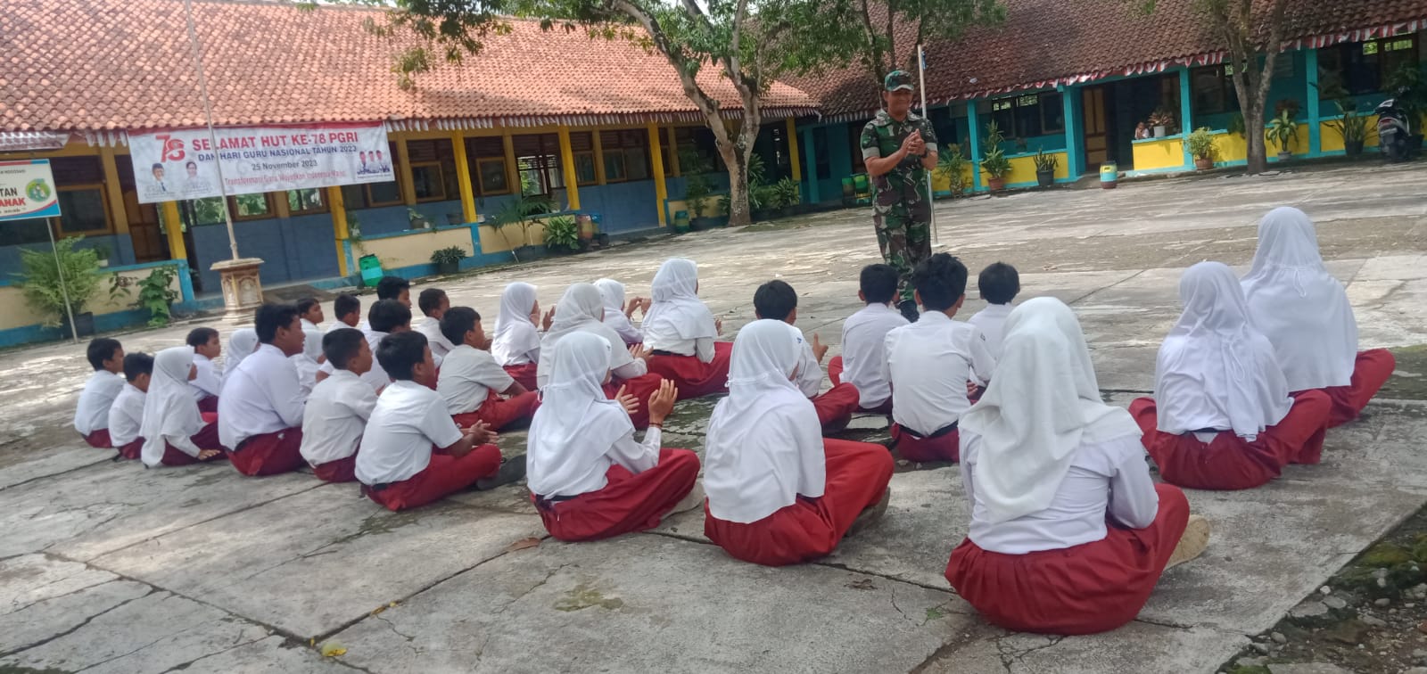 Siapkan Generasi Muda Yang Handal, Babinsa Laweyan Berikan Materi PBB Kepada Siswa SD