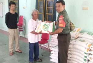 Sukseskan Program Pemerintah, Babinsa Keprabon Bantu Pendistribusian Beras Kepada Warga Masyarakat Kurang Mampu