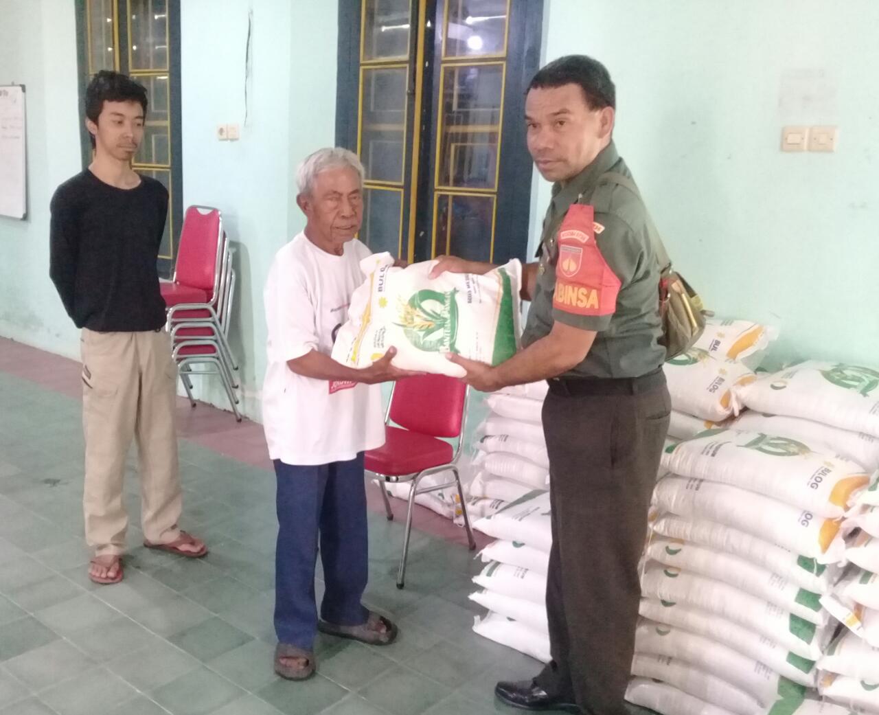 Sukseskan Program Pemerintah, Babinsa Keprabon Bantu Pendistribusian Beras Kepada Warga Masyarakat Kurang Mampu