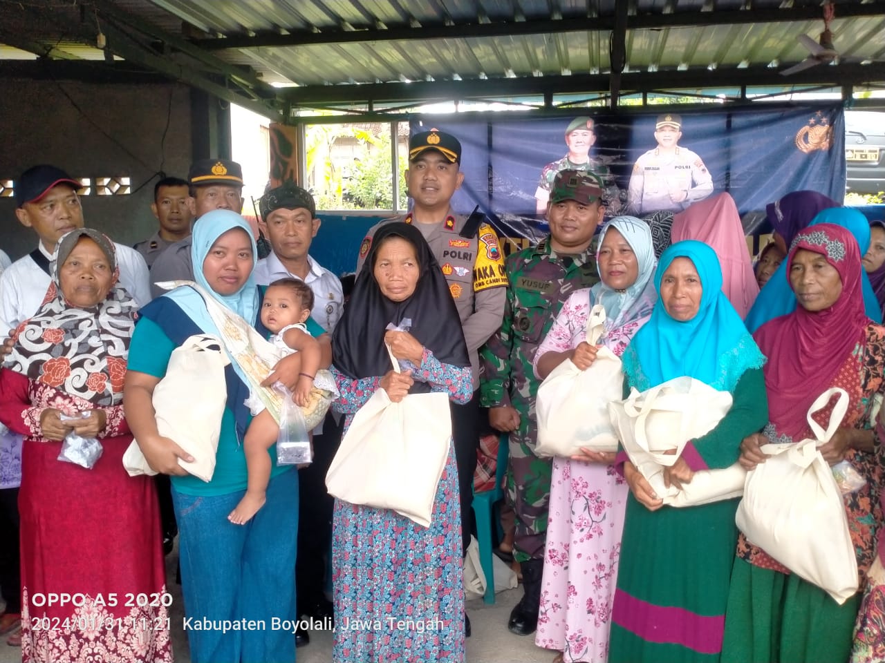 TNI Polri Gelar Bhakti Sosial Di Desa Bangkok