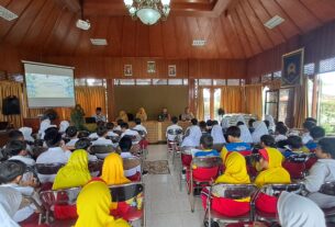 Tanamkan Rasa Cinta Tanah Air Sejak Dini, Babinsa Karangasem Berikan Pemahaman Dan Motivasi Kepada Siswa-siswi SD Muhammadiyah 16 Surakarta