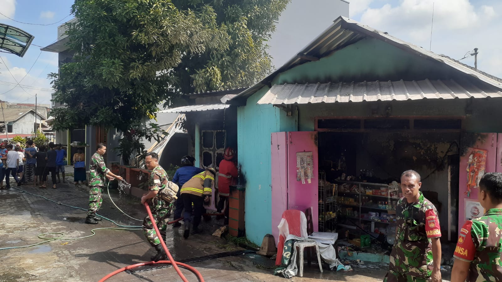 Terjadi Kebakaran di Wilayah Binaan, Babinsa Jebres Gerak Cepat Turun Tangan Bantu Proses Pemadaman