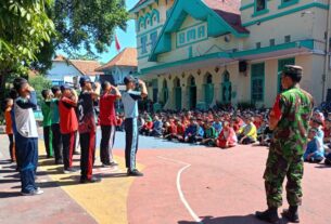 Tingkatkan Kedisiplinan Dan Kekompakan, Babinsa Gilingan Latihkan PBB Kepada Siswa/Siswi SMAN 1 Surakarta