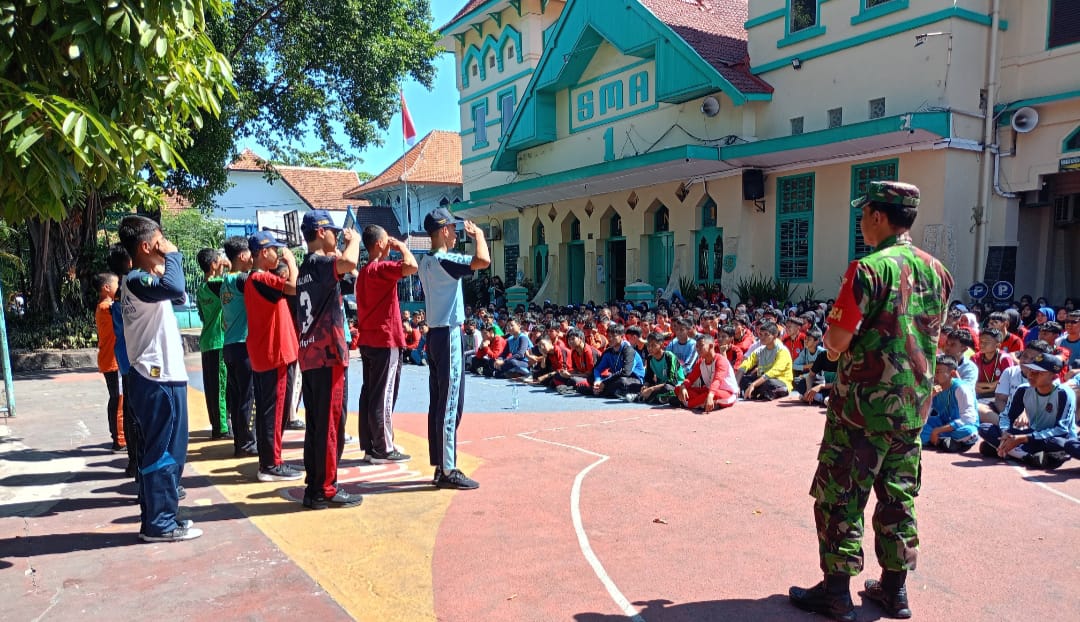 Tingkatkan Kedisiplinan Dan Kekompakan, Babinsa Gilingan Latihkan PBB Kepada Siswa/Siswi SMAN 1 Surakarta