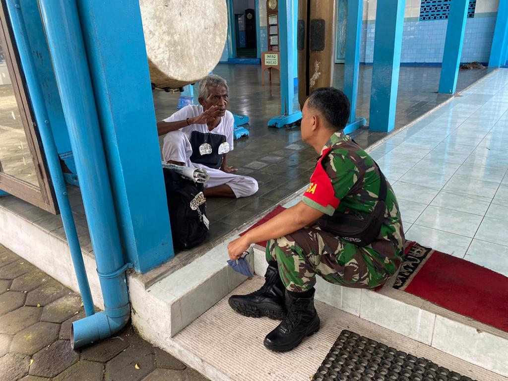 Wujud Kepedulian Warga, Babinsa Bersama Bhabinkamtibmas Dan Dinas Sosial Bantu Evakuasi ODGJ