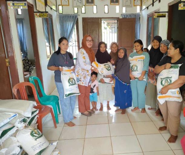 94 KPM di Desa Hujan mas dapatkan bantuan beras