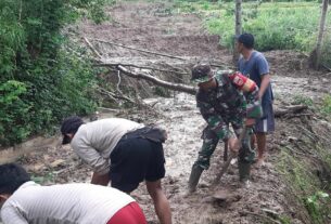 Aksi Tanggap Bancana, Babinsa Di Wuryantoro Bersama Masyarakat Singkirkan Matrial Longsor Yang Menutupi Badan Jalan