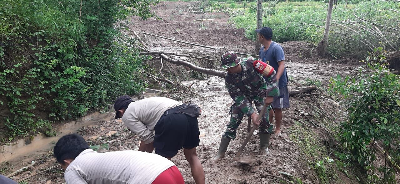 Aksi Tanggap Bancana, Babinsa Di Wuryantoro Bersama Masyarakat Singkirkan Matrial Longsor Yang Menutupi Badan Jalan