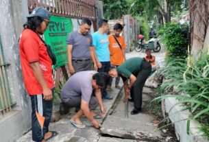 Antisipasi bahaya Banjir ,Babinsa Timurn Bersama Tim Saberling Kerja Bakti Bersihkan Gorong-Gorong