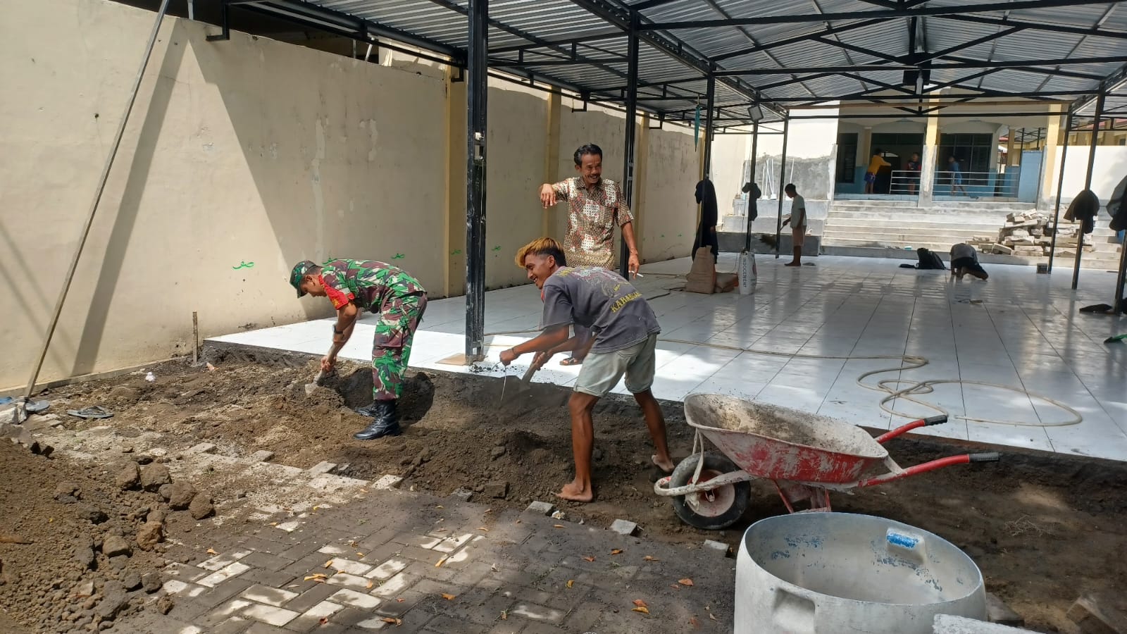 Kompak...!! Babinsa Dan Warga Kerja Bakti Bangun Pelebaran Halaman Masjid Muhajirin Jagalan