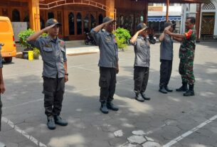 Babinsa Manahan Berikan Latihan PBB Kepada Linmas, Ini Tujuannya