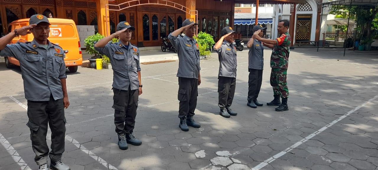 Babinsa Manahan Berikan Latihan PBB Kepada Linmas, Ini Tujuannya