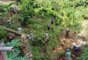 Babinsa dan Warga Lakukan Penghijauan di Bantaran Sungai Kadirno