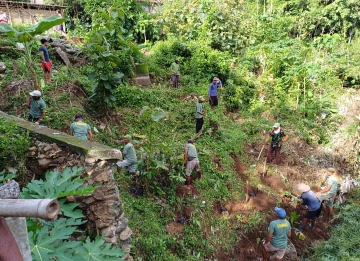 Babinsa dan Warga Lakukan Penghijauan di Bantaran Sungai Kadirno